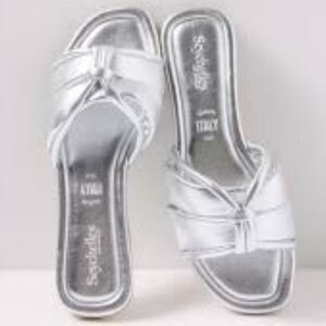 BRAND NEW SEYCHELLES MEMORY WOMEN'S SANDAL R3